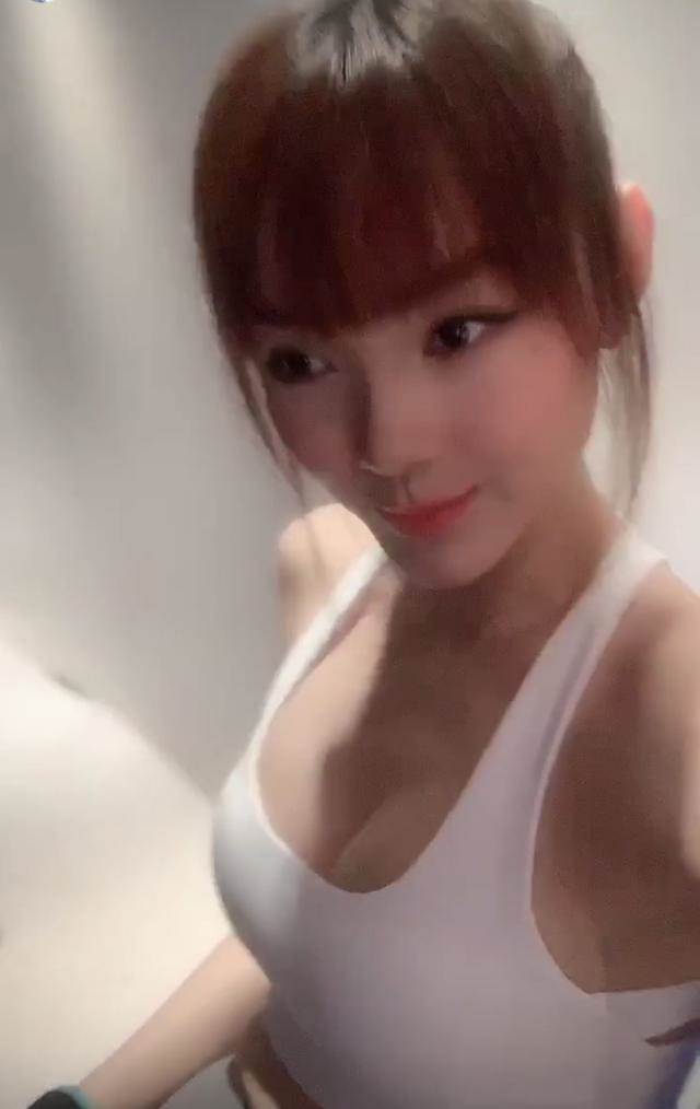 Chỉ khoe nhẹ nhan sắc trong vài giây, Minh Hằng để lộ ngực khủng khiến fan bấn loạn-1