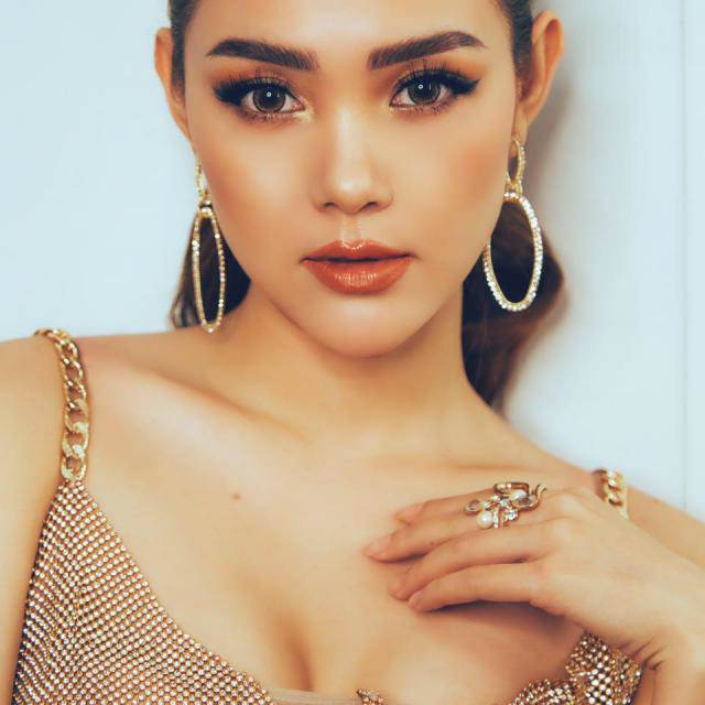 Chỉ khoe nhẹ nhan sắc trong vài giây, Minh Hằng để lộ ngực khủng khiến fan bấn loạn-5