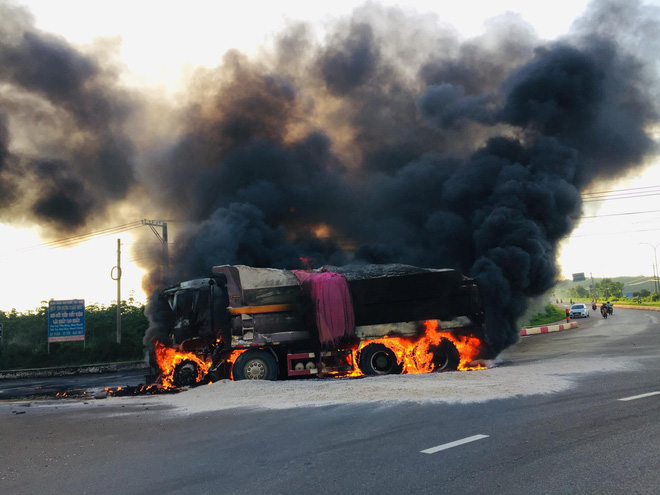 Xe bồn chở xăng và xe ben bốc cháy dữ dội sau va chạm, tài xế và con trai 6 tuổi tử vong trong cabin-1