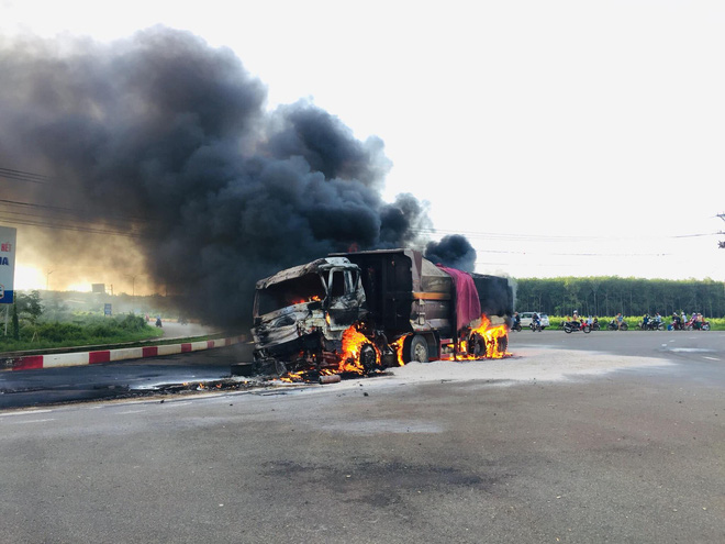 Xe bồn chở xăng và xe ben bốc cháy dữ dội sau va chạm, tài xế và con trai 6 tuổi tử vong trong cabin-2