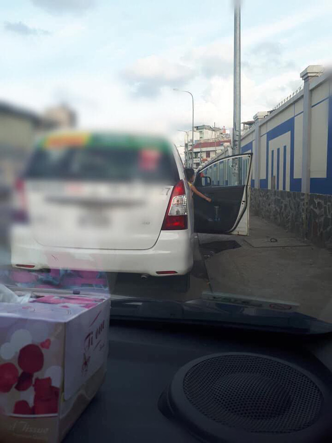 Cô bé nô đùa bên đường và câu nói vọng ra từ taxi của tài xế khiến người đi đường sững lại-3