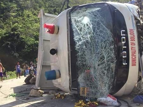 Để con gái 5 tuổi chui vào thùng carton chơi ngay giữa đường, chỉ trong nháy mắt bố mẹ đã hoảng loạn kêu cứu vì tai nạn hy hữu-6