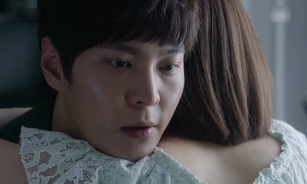 Vợ phờ phạc đi sớm về khuya, chiếc áo lạ trong cốp xe khiến tôi trào nước mắt-2