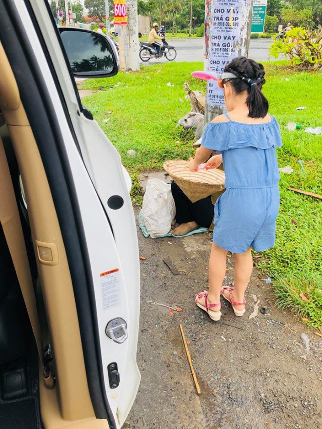Vợ chồng Công Vinh – Thủy Tiên nổi tiếng khắp mặt báo nhưng vẫn giữ nguyên tắc giấu con và phương pháp dạy con ít ai dám làm-5
