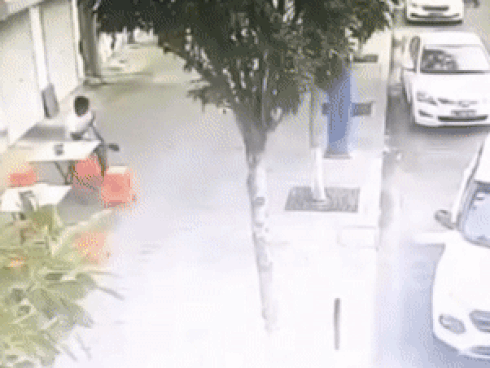 Nổ lớn trong nhà hàng, lính cứu hoả ôm bình gas chạy ra ngoài