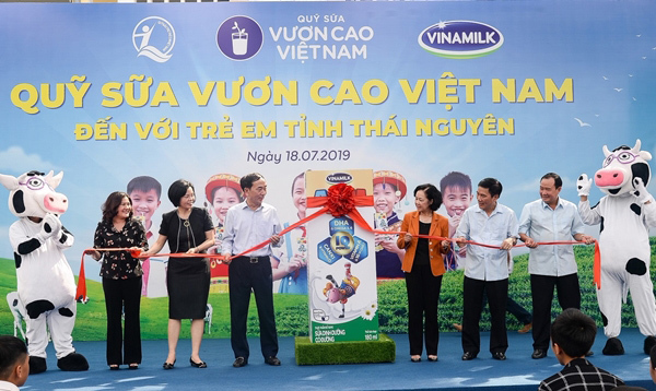 70.000 ly sữa Vinamilk đến với học sinh ATK Định Hóa-3