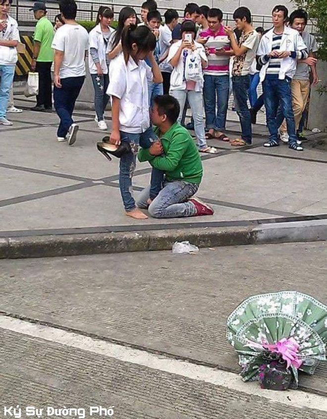 Chàng trai quỳ gối, ôm chân cô gái không chịu rời, bó hoa bị vứt sang một bên-2