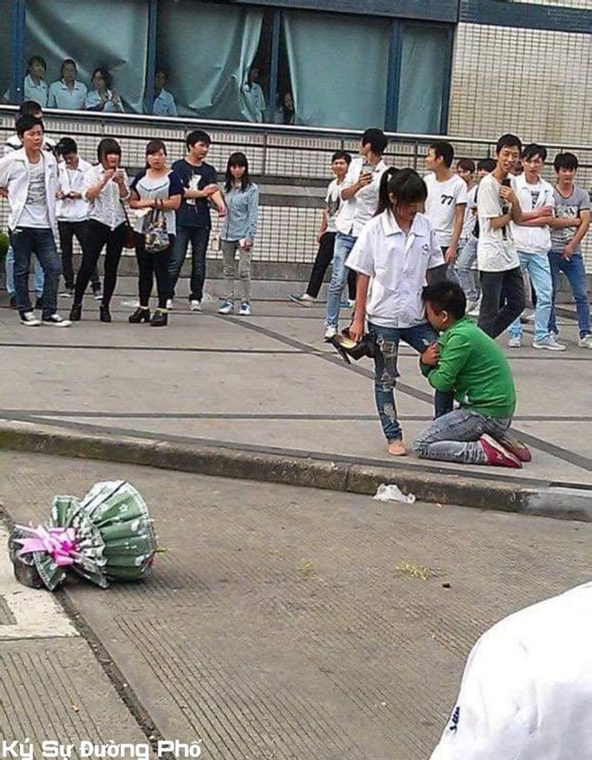 Chàng trai quỳ gối, ôm chân cô gái không chịu rời, bó hoa bị vứt sang một bên-3