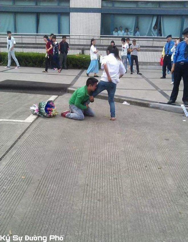 Chàng trai quỳ gối, ôm chân cô gái không chịu rời, bó hoa bị vứt sang một bên-4