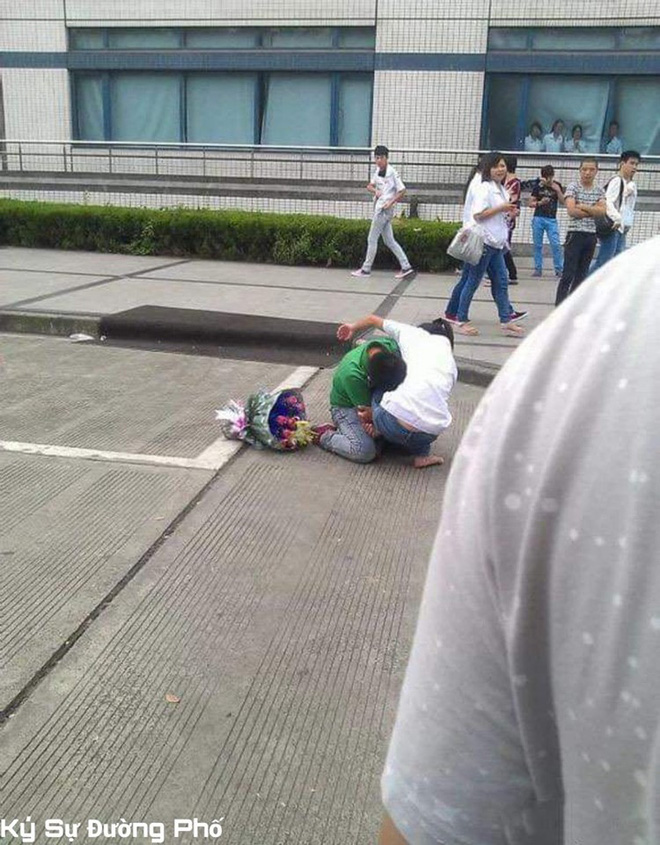 Chàng trai quỳ gối, ôm chân cô gái không chịu rời, bó hoa bị vứt sang một bên-5