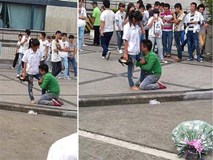 Chàng trai quỳ gối, ôm chân cô gái không chịu rời, bó hoa bị vứt sang một bên Chàng trai quỳ gối, ôm chân cô gái không chịu rời, bó hoa bị vứt sang một bên