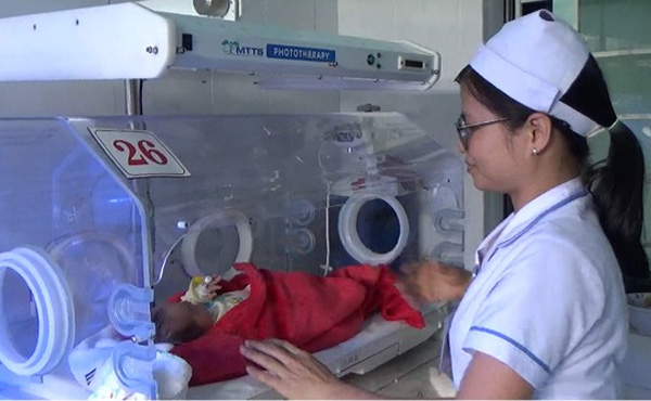 Đôi nam nữ bỏ rơi con mới sinh trong hoa viên giữa đêm tối-1