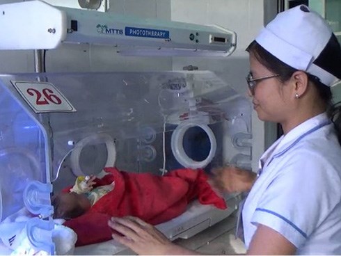Đôi nam nữ bỏ rơi con mới sinh trong hoa viên giữa đêm tối