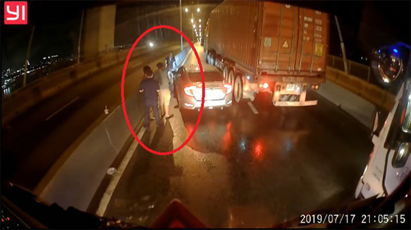 Tài xế container tung camera hành trình giúp đồng nghiệp gặp nạn và tâm sự gây tranh cãi-1