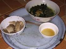 Đang ăn thì phải buông đũa vì con quấy, lát sau mẹ trẻ quay ra thấy cảnh tượng kinh hoàng trên mâm cơm Đang ăn thì phải buông đũa vì con quấy, lát sau mẹ trẻ quay ra thấy cảnh tượng kinh hoàng trên mâm cơm