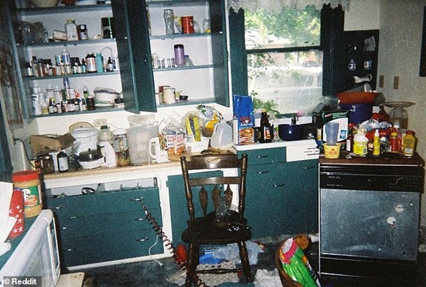 Tuổi thơ của cô gái trẻ có mẹ nghiện ngập gây xúc động mạnh: Nằm trên giường đầy kim tiêm, sống trong căn nhà hệt như bãi rác-3