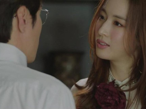 Nhờ con gái 4 tuổi, vợ chết lặng phát hiện clip nóng của chồng và hàng xóm