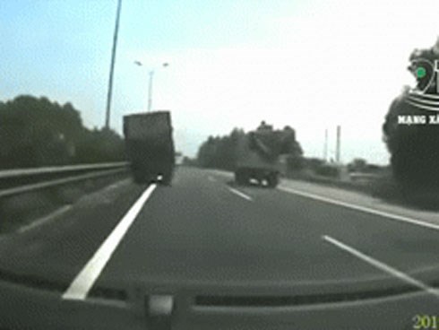 Clip: Xe tải mất lái, lao lên cày nát 5m dải phân cách, những người phía sau liên tục la hét
