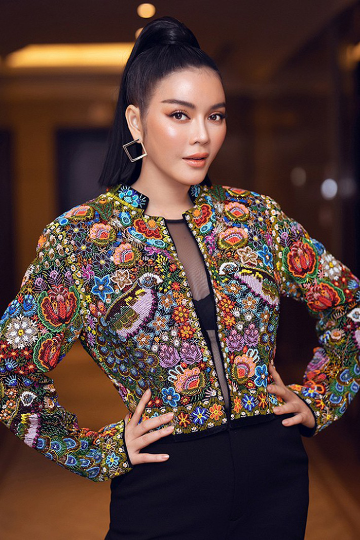 Lý Nhã Kỳ tái xuất với áo khoác gắn hàng triệu viên đá quý, khoe bra táo bạo sau thời gian ở ẩn” trồng rau nuôi gà-1