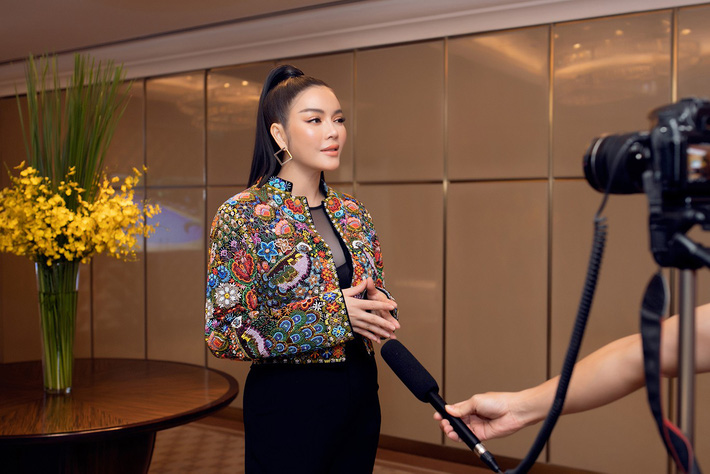 Lý Nhã Kỳ tái xuất với áo khoác gắn hàng triệu viên đá quý, khoe bra táo bạo sau thời gian ở ẩn” trồng rau nuôi gà-2