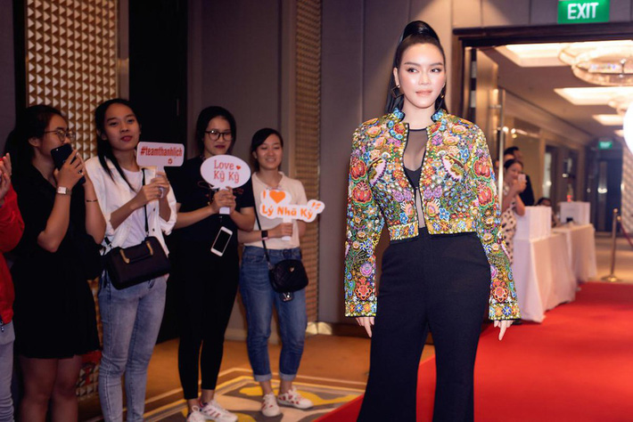 Lý Nhã Kỳ tái xuất với áo khoác gắn hàng triệu viên đá quý, khoe bra táo bạo sau thời gian ở ẩn” trồng rau nuôi gà-3