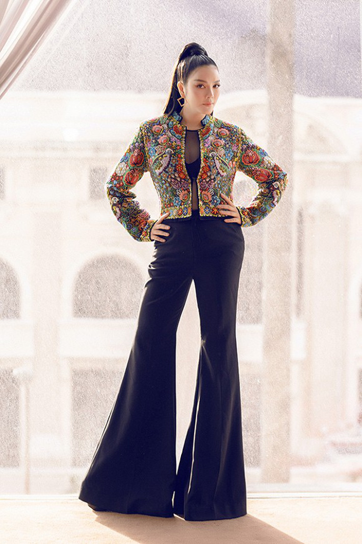 Lý Nhã Kỳ tái xuất với áo khoác gắn hàng triệu viên đá quý, khoe bra táo bạo sau thời gian ở ẩn” trồng rau nuôi gà-4