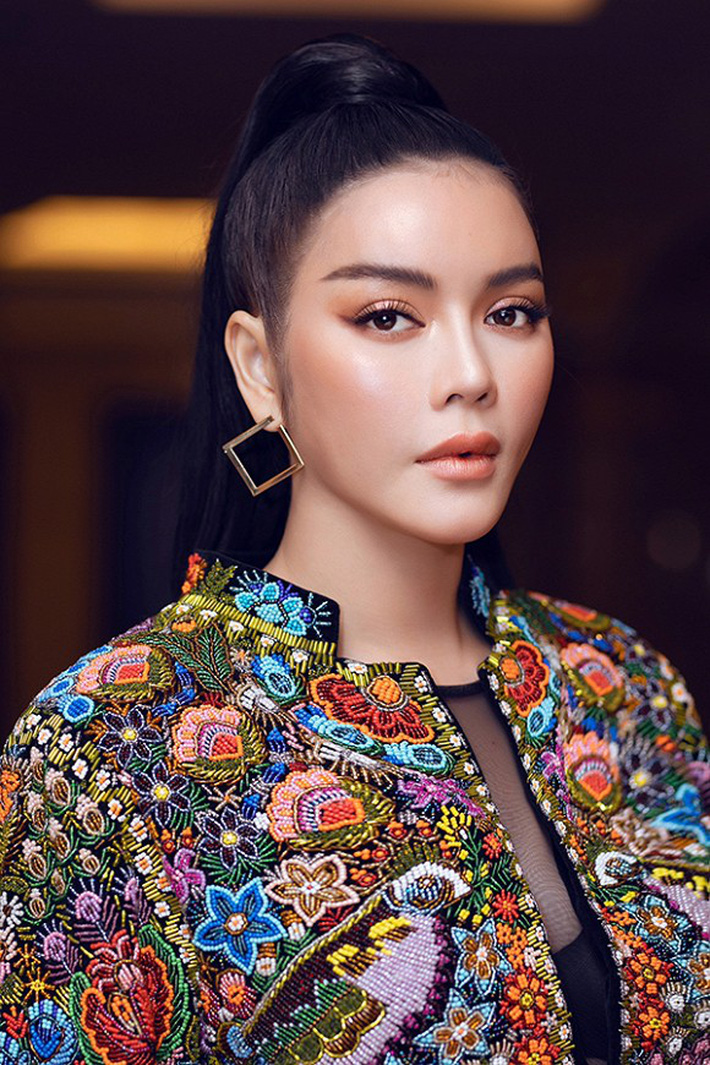 Lý Nhã Kỳ tái xuất với áo khoác gắn hàng triệu viên đá quý, khoe bra táo bạo sau thời gian ở ẩn” trồng rau nuôi gà-6