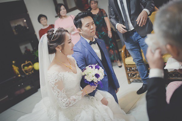 Giữa đám cưới bị đồng nghiệp mỉa là thằng đổ vỏ, vậy mà chú rể vẫn cười tươi, đáp lại một câu khiến cả hội hôn đều choáng váng-2