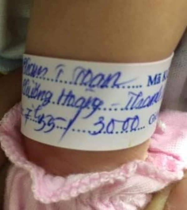 Đi chợ về, 2 người phụ nữ tỉnh Hải Dương phát hiện bé gái sơ sinh bị bỏ rơi-3