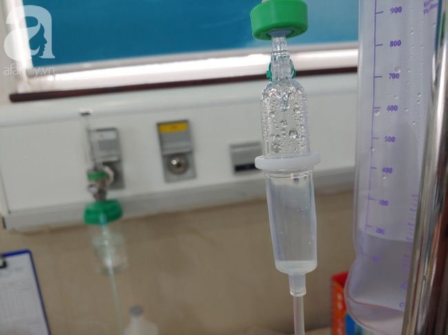 Con trai bị tai nạn dập não, bố chỉ nói câu đang bận rồi cúp máy, người mẹ nghèo bật khóc giữa bệnh viện-6