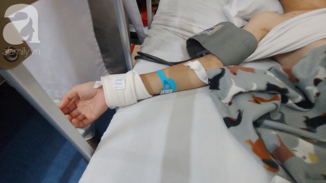 Con trai bị tai nạn dập não, bố chỉ nói câu đang bận rồi cúp máy, người mẹ nghèo bật khóc giữa bệnh viện-9