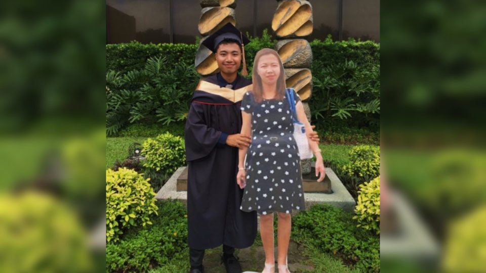 Chụp ảnh cùng standee người mẹ quá cố trong lễ tốt nghiệp, nam sinh khiến dân mạng xúc động nghẹn ngào-1