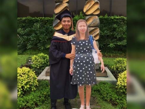 Chụp ảnh cùng standee người mẹ quá cố trong lễ tốt nghiệp, nam sinh khiến dân mạng xúc động nghẹn ngào