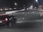 Vượt đèn đỏ, người đàn ông đi xe máy bị ô tô khách đâm văng ra đường-1