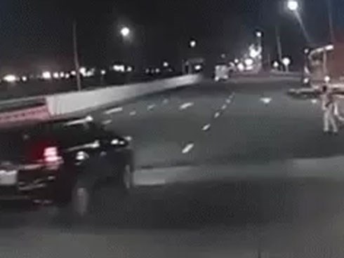 Ô tô 7 chỗ nhấn ga 