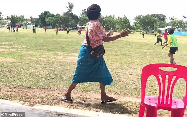 Bà nội chất nhất quả đất: U60 vẫn cong mông chạy dọc sân cổ vũ cháu trai đá bóng-5