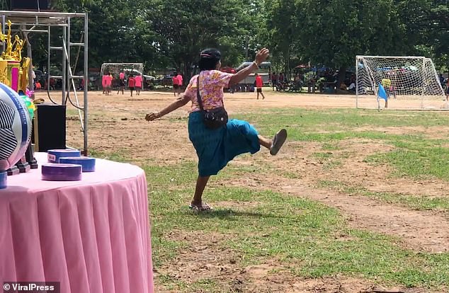 Bà nội chất nhất quả đất: U60 vẫn cong mông chạy dọc sân cổ vũ cháu trai đá bóng-3