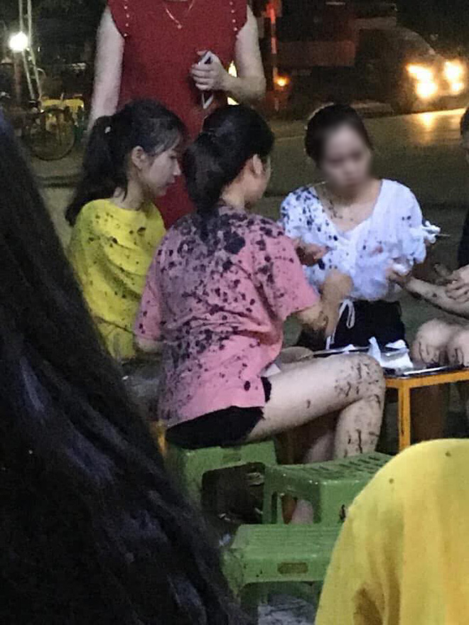 Đang ngồi uống trà chanh, nhiều thiếu nữ bất ngờ bị ném phân trộn dầu nhớt đầy người-2
