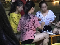Đang ngồi uống trà chanh, nhiều thiếu nữ bất ngờ bị ném phân trộn dầu nhớt đầy người Đang ngồi uống trà chanh, nhiều thiếu nữ bất ngờ bị ném phân trộn dầu nhớt đầy người