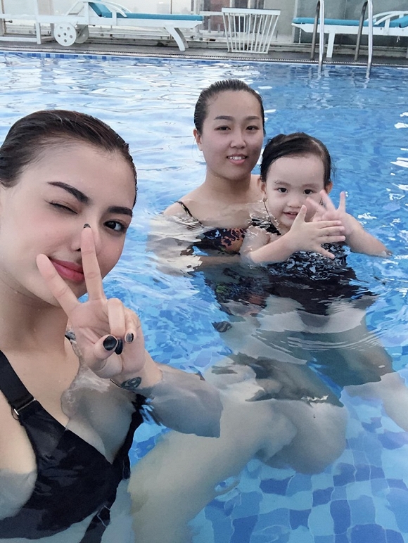 Hồng Quế diện bikini phô diễn đường cong chết người trong chuyến đi du lịch cùng con gái-2
