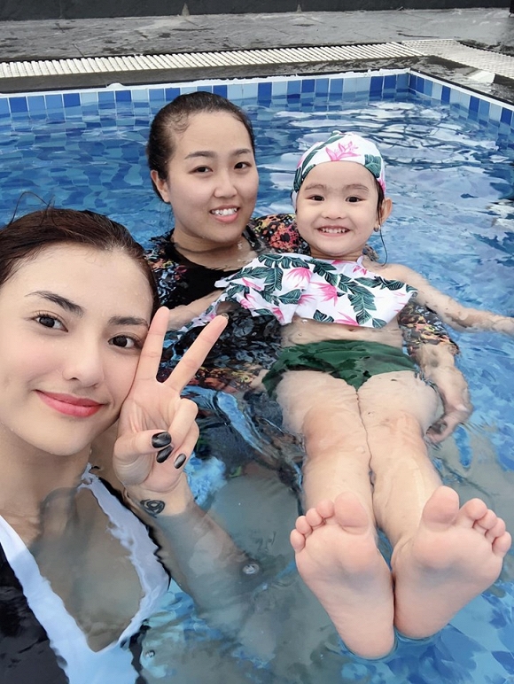 Hồng Quế diện bikini phô diễn đường cong chết người trong chuyến đi du lịch cùng con gái-3
