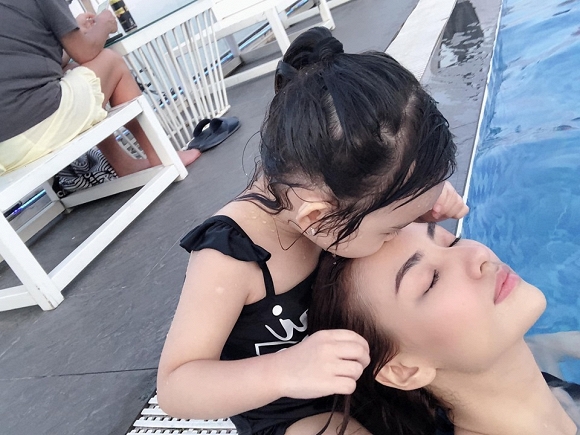 Hồng Quế diện bikini phô diễn đường cong chết người trong chuyến đi du lịch cùng con gái-5