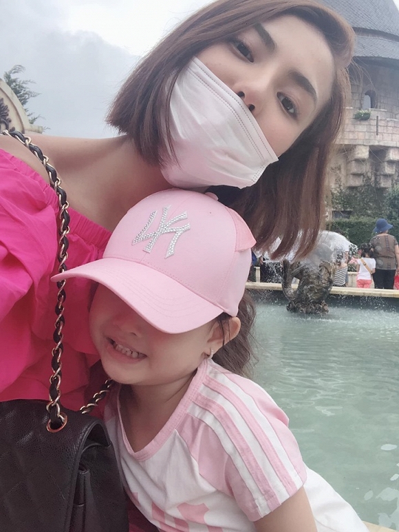 Hồng Quế diện bikini phô diễn đường cong chết người trong chuyến đi du lịch cùng con gái-6