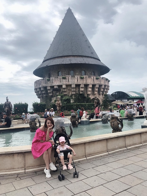 Hồng Quế diện bikini phô diễn đường cong chết người trong chuyến đi du lịch cùng con gái-7