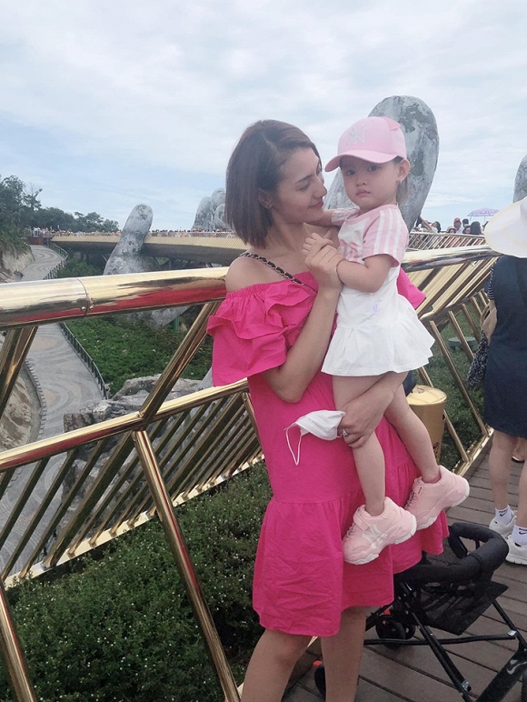 Hồng Quế diện bikini phô diễn đường cong chết người trong chuyến đi du lịch cùng con gái-8