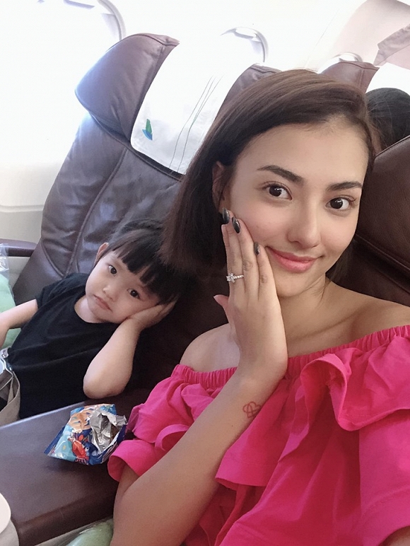 Hồng Quế diện bikini phô diễn đường cong chết người trong chuyến đi du lịch cùng con gái-9