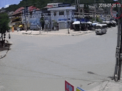 Vượt đèn đỏ, 2 ô tô đấu đầu kinh hoàng-1