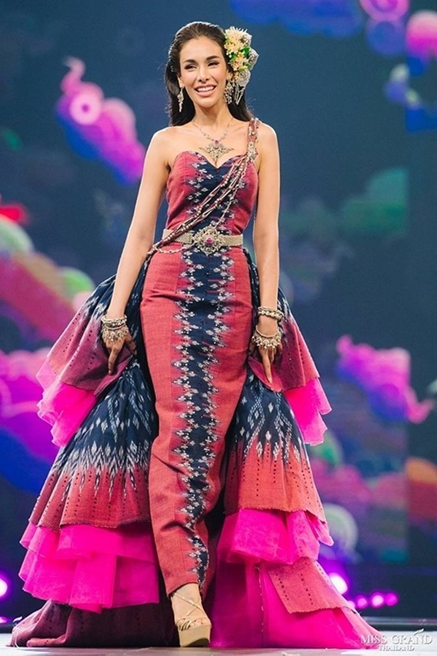 Body nóng bỏng của tân hoa hậu đang bị tẩy chay dữ dội ở Thái Lan-2