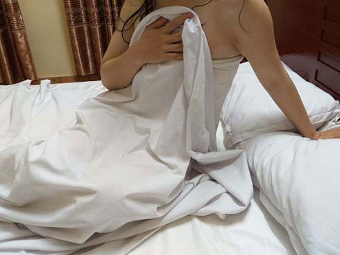 Vợ đi du lịch cùng công ty chồng, nửa đêm thấy chồng lén lút ra bãi biển và cảnh tượng kinh hoàng hé lộ bí mật chồng giấu kín từ lâu-3