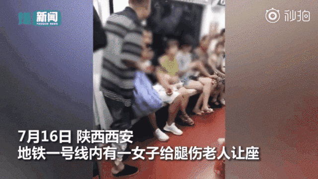 Nhìn thấy cụ ông bị thương ngồi quỵ trên tàu, cô gái chạy đến giúp đỡ nhưng chỉ 1 giây sau lại làm chuyện gây phẫn nộ tột cùng-1